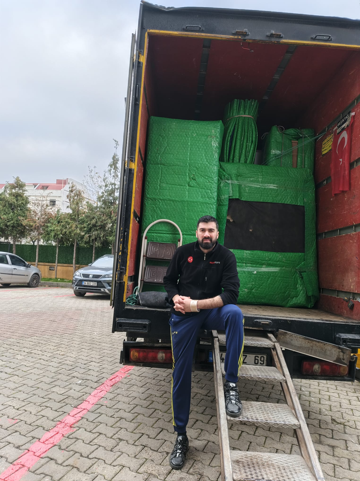 Fırat Lojistik nakliyat kamyonu ve ekibimiz